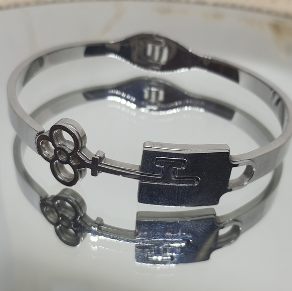 Silver Key Bangle - Picture 1 of 2